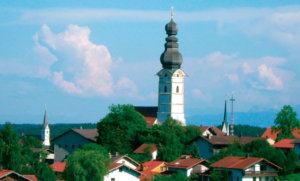 Markante Kirchtürme als Wahrzeichen von Schnaitsee © C. Soika