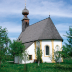 Kirche in Almau, östlich von Übersee © C. Soika