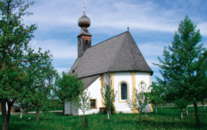 Kirche in Almau, östlich von Übersee © C. Soika