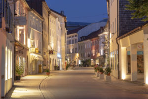 Die Marktstraße in Teisendorf in der Stimmung der abendlich-blauen Stunde, die Marktstraße ist errichtet im sog. Inn-Salzachbaustil, auch venezianischer Baustil genannt. © ROHA Fotothek Teisendorf