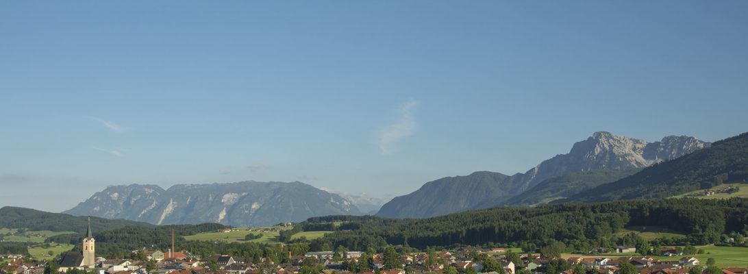 sommerliches Panorama über Teisendorf mit den Bergen über Salzburg, Untersberg, Fuderheuberg, Hochstaufen, Zwiesel und Teisenberg © ROHA Fotothek Teisendorf