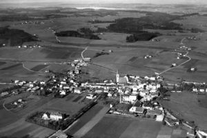 Flugaufnahme über Teisendorf Richtung Waginger See ca. 1937, lt. Karl Robel wahrscheinlich einige Jahre früher © ROHA Fotothek Teisendorf