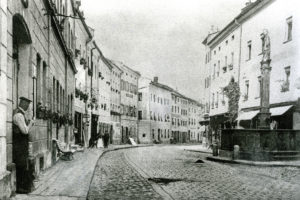 Teisendorf - die Marktstraße mit Kopfsteinpflaster und Marktbrunnen - wahrscheinlich die älteste Aufnahme der Marktstraße um 1860 © ROHA Fotothek Teisendorf
